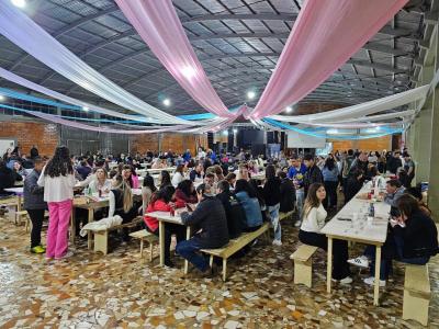 Noite do Pirogue da Festa de Sant´Ana reuniu centenas de pessoa no Pavilhão da Matriz