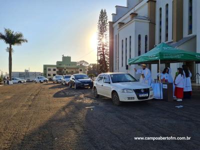 No dia de São Cristóvão está acontecendo a Benção dos Carros na Pátio da Igreja Matriz