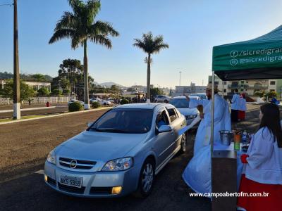 No dia de São Cristóvão está acontecendo a Benção dos Carros na Pátio da Igreja Matriz