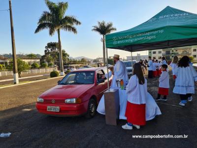 No dia de São Cristóvão está acontecendo a Benção dos Carros na Pátio da Igreja Matriz