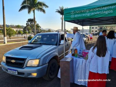 No dia de São Cristóvão está acontecendo a Benção dos Carros na Pátio da Igreja Matriz