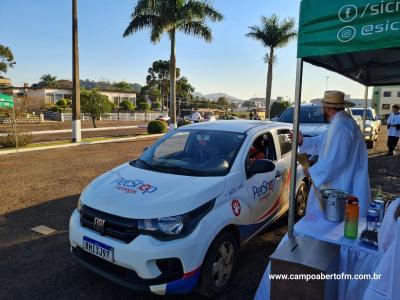 No dia de São Cristóvão está acontecendo a Benção dos Carros na Pátio da Igreja Matriz