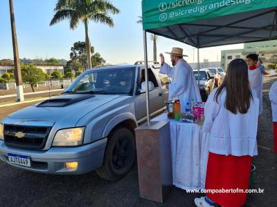 No dia de São Cristóvão está acontecendo a Benção dos Carros na Pátio da Igreja Matriz