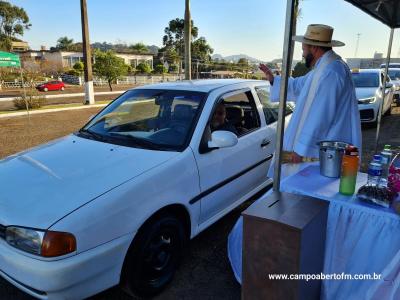 No dia de São Cristóvão está acontecendo a Benção dos Carros na Pátio da Igreja Matriz