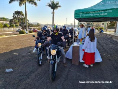 No dia de São Cristóvão está acontecendo a Benção dos Carros na Pátio da Igreja Matriz