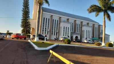 No dia de São Cristóvão está acontecendo a Benção dos Carros na Pátio da Igreja Matriz