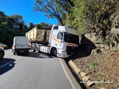 LS: Grave acidente deixa vitima presa às ferragens e bloqueia BR 277