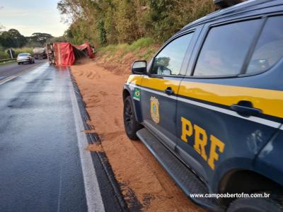 ​​​​​​​Caminhão carregado de trigo tomba na BR 277 entre Virmond e Cantagalo