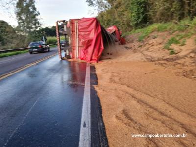 ​​​​​​​Caminhão carregado de trigo tomba na BR 277 entre Virmond e Cantagalo