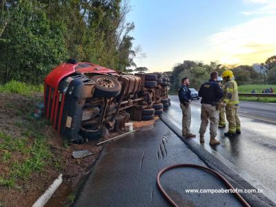 ​​​​​​​Caminhão carregado de trigo tomba na BR 277 entre Virmond e Cantagalo