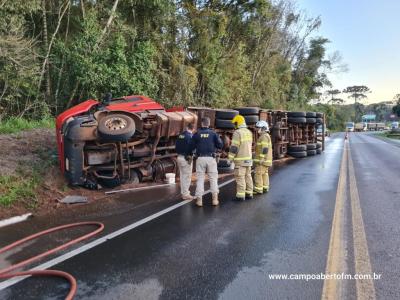 ​​​​​​​Caminhão carregado de trigo tomba na BR 277 entre Virmond e Cantagalo