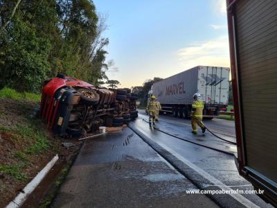 ​​​​​​​Caminhão carregado de trigo tomba na BR 277 entre Virmond e Cantagalo