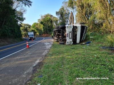 Caminhão carregado com tubos de fibra de vidro tomba na BR 277 em Laranjeiras do Sul