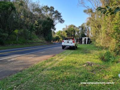 Caminhão carregado com tubos de fibra de vidro tomba na BR 277 em Laranjeiras do Sul