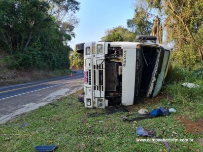 Caminhão carregado com tubos de fibra de vidro tomba na BR 277 em Laranjeiras do Sul