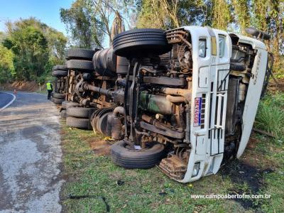 Caminhão carregado com tubos de fibra de vidro tomba na BR 277 em Laranjeiras do Sul