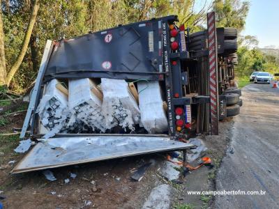 Caminhão carregado com tubos de fibra de vidro tomba na BR 277 em Laranjeiras do Sul