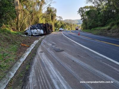 Caminhão carregado com tubos de fibra de vidro tomba na BR 277 em Laranjeiras do Sul