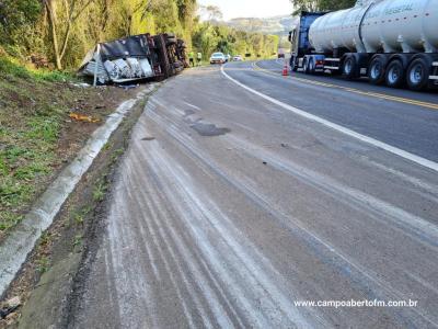 Caminhão carregado com tubos de fibra de vidro tomba na BR 277 em Laranjeiras do Sul