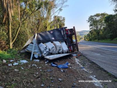 Caminhão carregado com tubos de fibra de vidro tomba na BR 277 em Laranjeiras do Sul