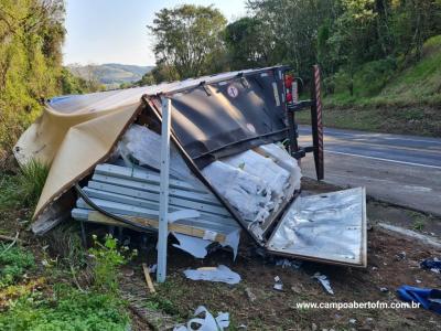 Caminhão carregado com tubos de fibra de vidro tomba na BR 277 em Laranjeiras do Sul