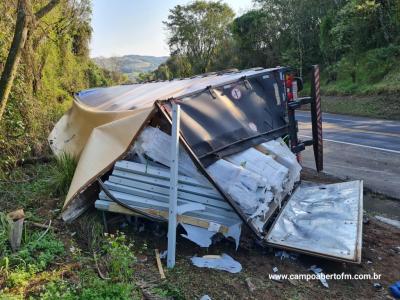 Caminhão carregado com tubos de fibra de vidro tomba na BR 277 em Laranjeiras do Sul