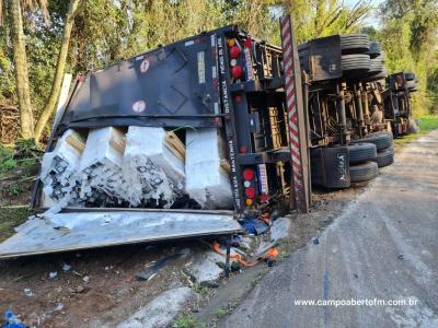 Caminhão carregado com tubos de fibra de vidro tomba na BR 277 em Laranjeiras do Sul