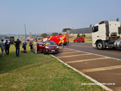 LS: Colisão entre caminhao e carro de passeio é registrada no trevo de acesso a cidade