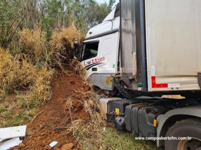 Cantagalo: Motorista fica presa entre banco e volante do caminhão após saída de pista