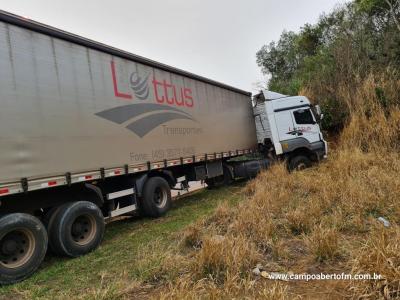 Cantagalo: Motorista fica presa entre banco e volante do caminhão após saída de pista