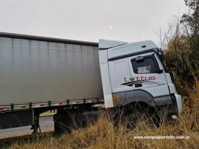 Cantagalo: Motorista fica presa entre banco e volante do caminhão após saída de pista