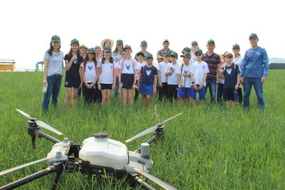 Projeto "Vivenciando a Prática" leva alunos ao dia a dia de uma propriedade rural em Rio Bonito do Iguaçu