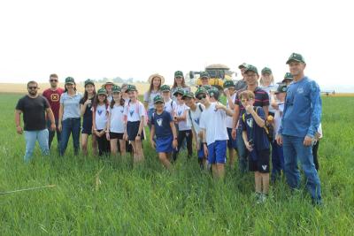 Projeto "Vivenciando a Prática" leva alunos ao dia a dia de uma propriedade rural em Rio Bonito do Iguaçu