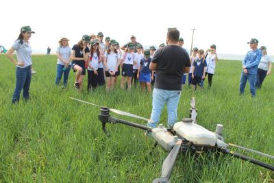 Projeto "Vivenciando a Prática" leva alunos ao dia a dia de uma propriedade rural em Rio Bonito do Iguaçu