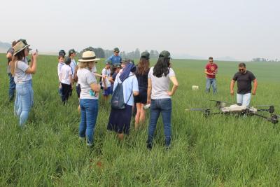 Projeto "Vivenciando a Prática" leva alunos ao dia a dia de uma propriedade rural em Rio Bonito do Iguaçu