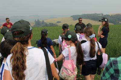 Projeto "Vivenciando a Prática" leva alunos ao dia a dia de uma propriedade rural em Rio Bonito do Iguaçu