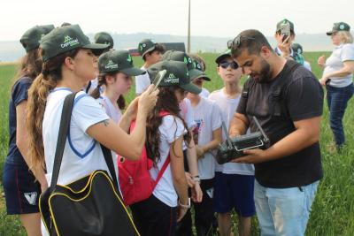 Projeto "Vivenciando a Prática" leva alunos ao dia a dia de uma propriedade rural em Rio Bonito do Iguaçu