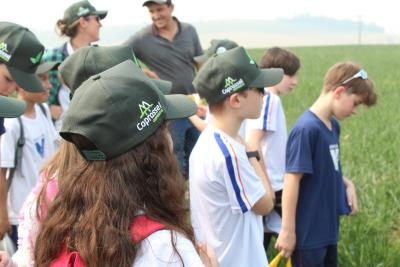 Projeto "Vivenciando a Prática" leva alunos ao dia a dia de uma propriedade rural em Rio Bonito do Iguaçu