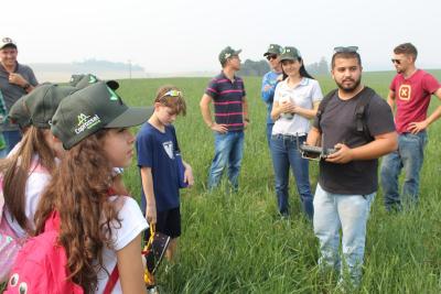 Projeto "Vivenciando a Prática" leva alunos ao dia a dia de uma propriedade rural em Rio Bonito do Iguaçu