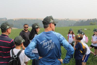 Projeto "Vivenciando a Prática" leva alunos ao dia a dia de uma propriedade rural em Rio Bonito do Iguaçu