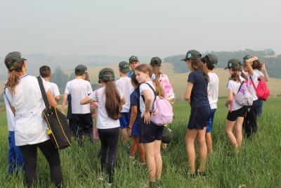 Projeto "Vivenciando a Prática" leva alunos ao dia a dia de uma propriedade rural em Rio Bonito do Iguaçu