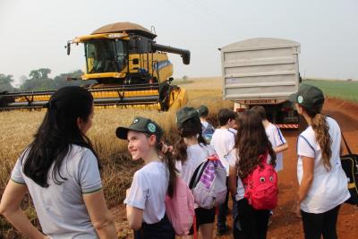 Projeto "Vivenciando a Prática" leva alunos ao dia a dia de uma propriedade rural em Rio Bonito do Iguaçu