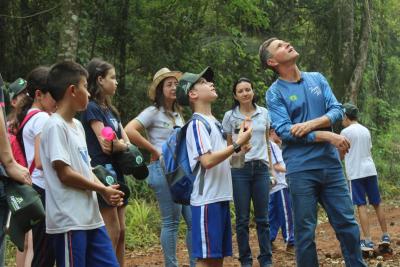 Projeto "Vivenciando a Prática" leva alunos ao dia a dia de uma propriedade rural em Rio Bonito do Iguaçu