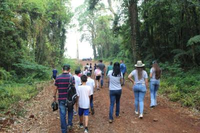 Projeto "Vivenciando a Prática" leva alunos ao dia a dia de uma propriedade rural em Rio Bonito do Iguaçu