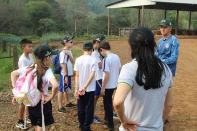 Projeto "Vivenciando a Prática" leva alunos ao dia a dia de uma propriedade rural em Rio Bonito do Iguaçu