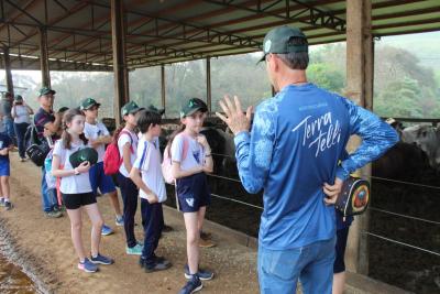 Projeto "Vivenciando a Prática" leva alunos ao dia a dia de uma propriedade rural em Rio Bonito do Iguaçu