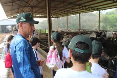 Projeto "Vivenciando a Prática" leva alunos ao dia a dia de uma propriedade rural em Rio Bonito do Iguaçu