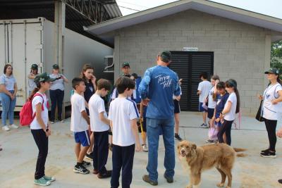 Projeto "Vivenciando a Prática" leva alunos ao dia a dia de uma propriedade rural em Rio Bonito do Iguaçu