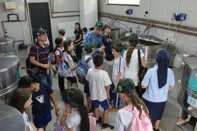 Projeto "Vivenciando a Prática" leva alunos ao dia a dia de uma propriedade rural em Rio Bonito do Iguaçu