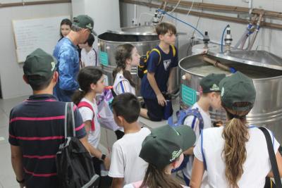 Projeto "Vivenciando a Prática" leva alunos ao dia a dia de uma propriedade rural em Rio Bonito do Iguaçu